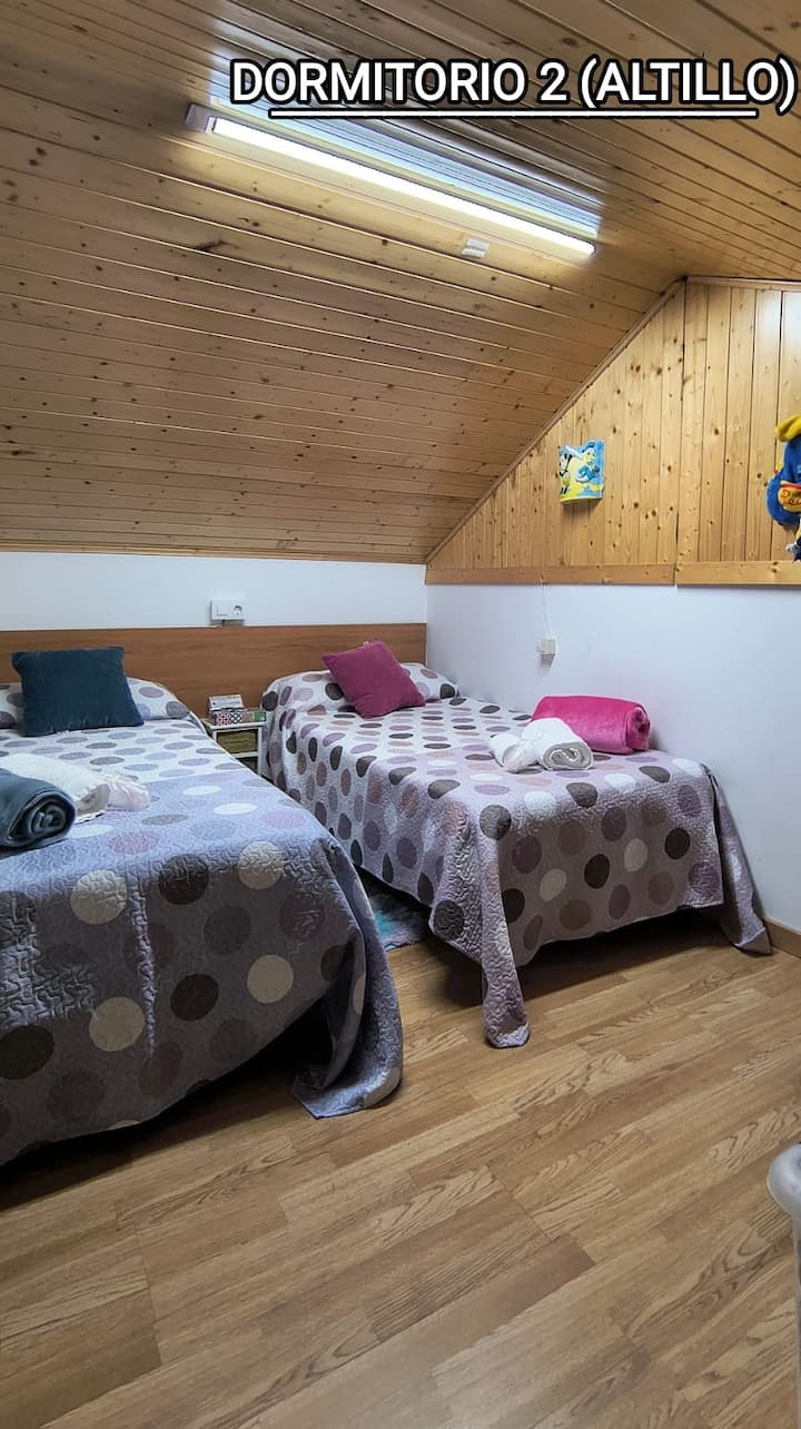 DORMITORIO 2(ALTILLO): DOS CAMAS INDIVIDUALES QUE, SI SE DESEA, SE PUEDEN JUNTAR.
Distribución discrecional del dormitorio: desde estas camas, no se ve la cama del Dorm.1, pues quedan situadas justo encima de la entrada.