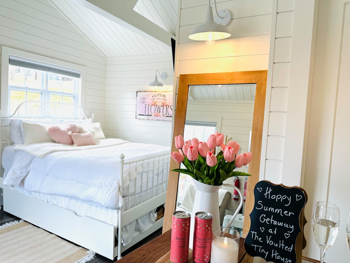 Vaulted Tiny House w/hot tub Houses for Rent in Cupids, Newfoundland