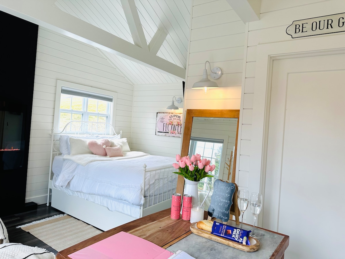 Vaulted Tiny House w/hot tubno cleaning fees Houses for Rent in