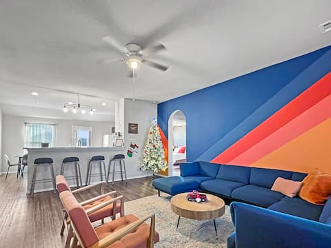 5 min to Rose | Hot Tub~Playset~KING Bed~4bd/2ba