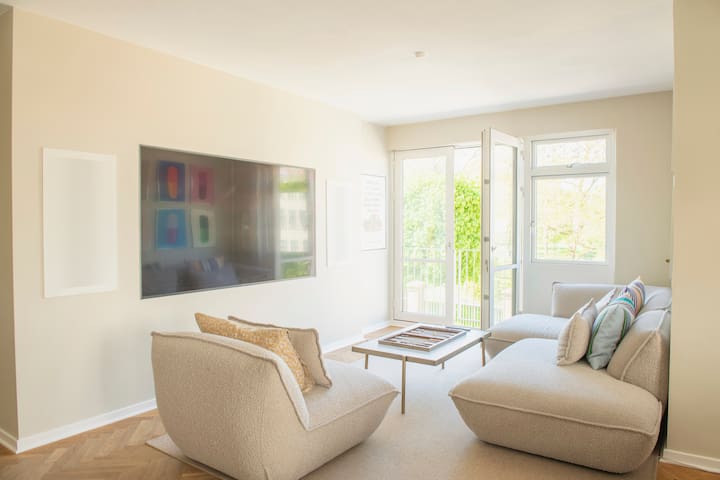 Completely renovated Apt viewing over Kings Garden