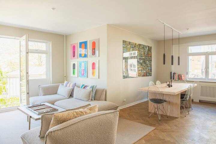 Completely renovated Apt viewing over Kings Garden gallery image 4