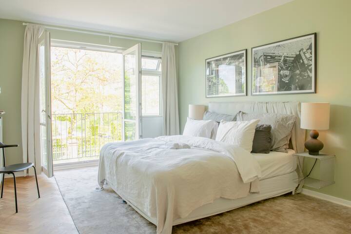 Completely renovated Apt viewing over Kings Garden gallery image 2