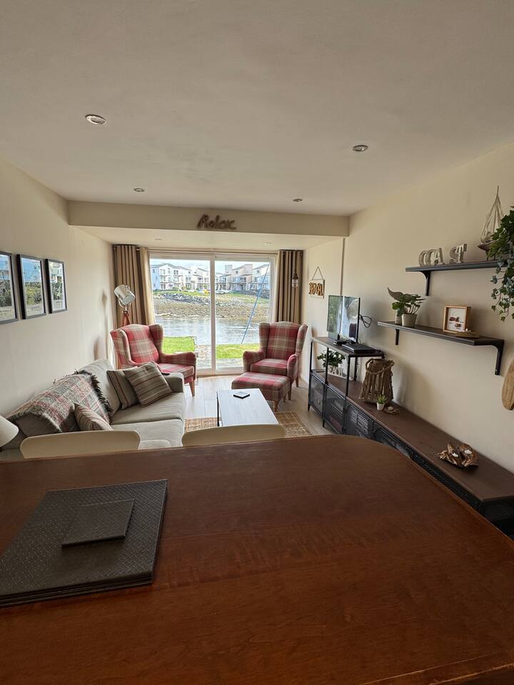 Lovely 1 Bed Apartment Right On The Harbour - Porthmadog