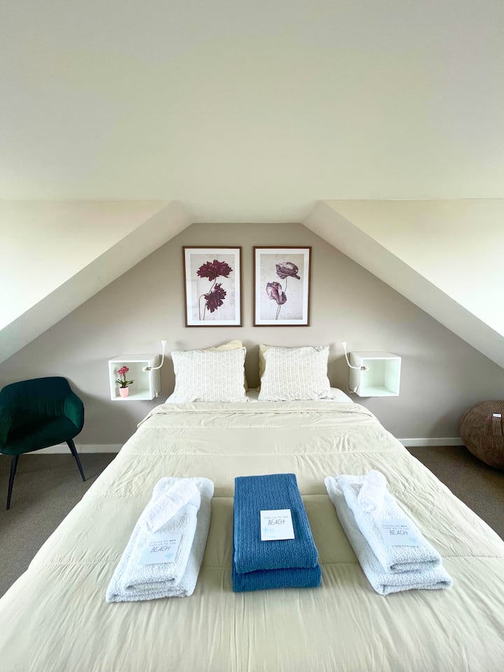 Bedroom Flowers est situé dans le grenier et dispose d'un lit double confortable.