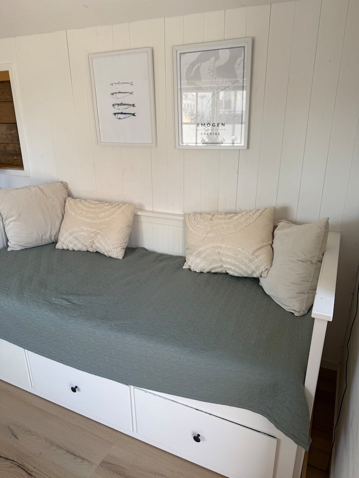Sofá cama que se puede convertir en una cama doble (180 cm)
También existe la posibilidad de un colchón de piso (80 cm) si tienes una familia más grande.