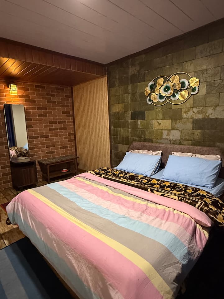 Spavaća soba Vaša soba
ima radni stol i stolicu, stalak za tkanine, a krevet je opremljen grijalicom kako bi vam bilo toplo.