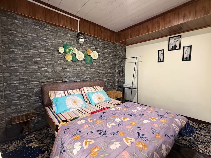 Spavaća soba Vaša soba
ima radni stol i stolicu, stalak za tkanine, a krevet je opremljen grijalicom za krevet kako bi vam bilo toplo.