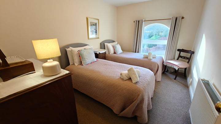 Tweepersoonskamer met twee eenpersoonsbedden.  Prachtig uitzicht op het kasteelterrein.  Comfortabele hotelstandaard pocket-verende matrassen, lakens van puur katoen en handdoeken.  Antieke mahoniehouten ladekast, nachtkastje en spiegel voor dressing.