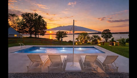 Lakefront Paradise W/Pool/hot tub/outdoor kitchen