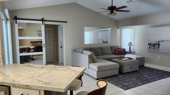 Oxy's Oasis- Elegant 2br, Heated Saltwater Pool - North Port, FL