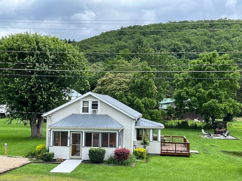 Riverside Oasis-Large Backyard with Firepit