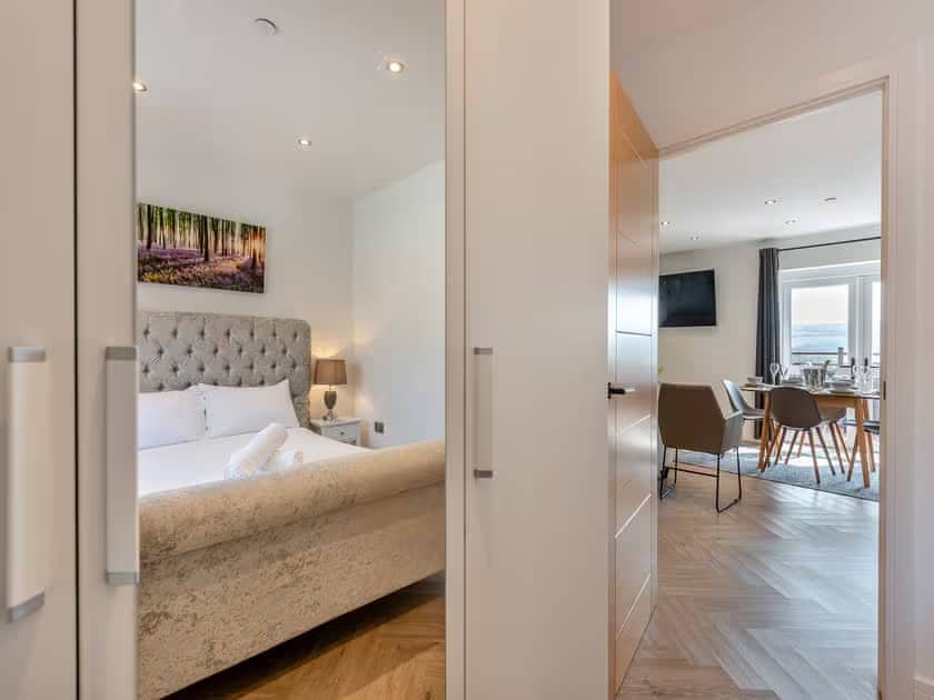 ห้องนอนชั้นล่าง - เตียงคิงไซส์