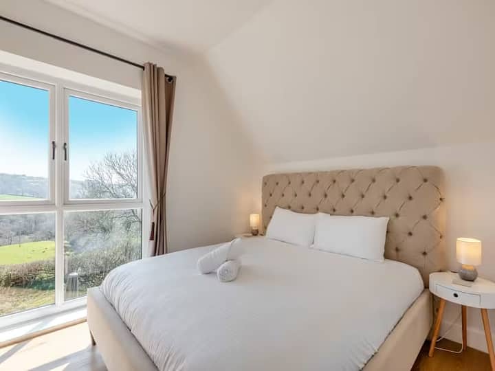 Master bedroom upstairs - super king size bed 