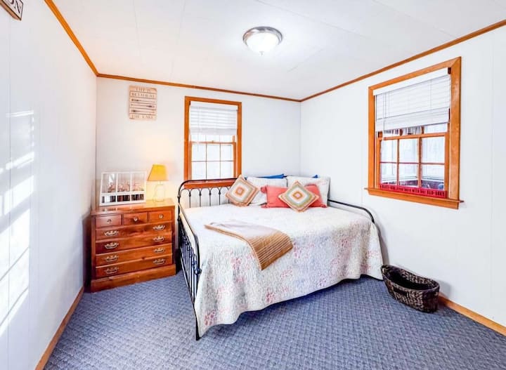 Full bed with single trundle bed