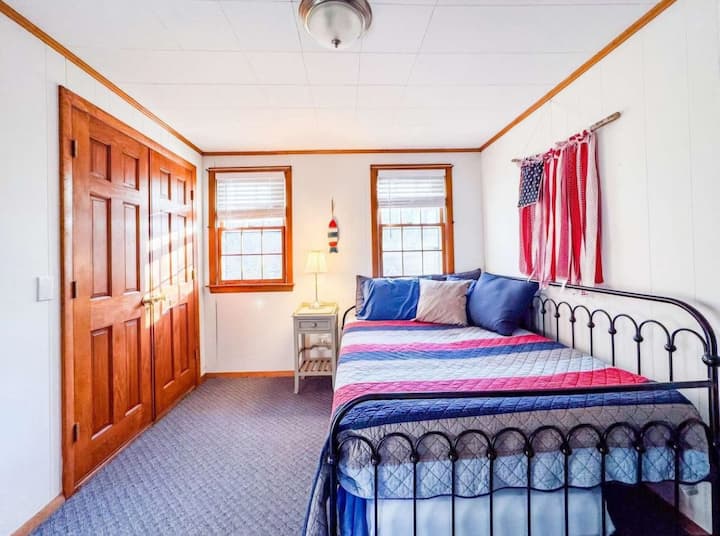 Full bed with single trundle bed