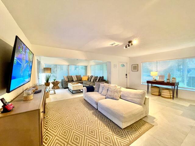 Sunshine-House on the beach-Downtown-Heated Pool