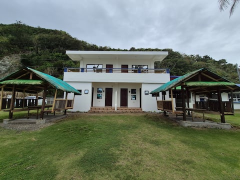 Beachfront-Entire House with Kitchen and Cottages