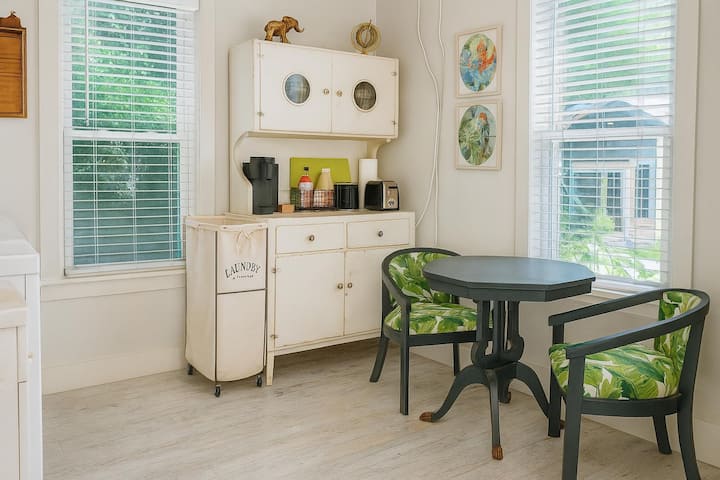 Vintage 1930 Art Suite Featured On Hgtv - Laurel, MS
