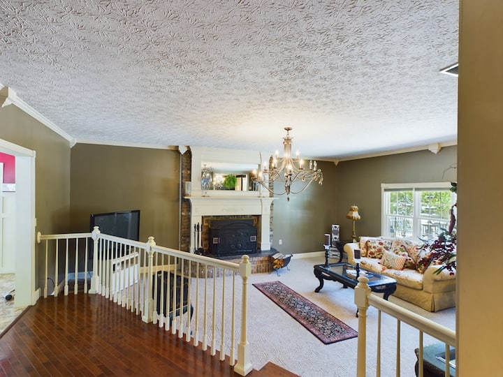 “Charming Full Home Retreat Scenic Outdoor Space” - Jenny Wiley State Resort Park, Prestonsburg