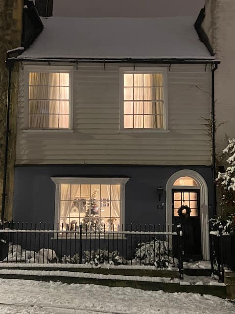 Grade II 3-bed cottage• Free parking • Sonos & 5.1