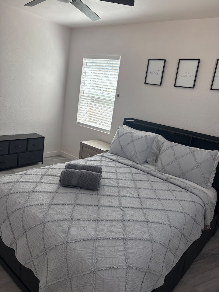  חדר שינה נעים מאוד כדי להירגע וליהנות מהשהייה עם שתי מגבות בחדר השינה, לשהייה מזמינה ונוחה יותר בבית .