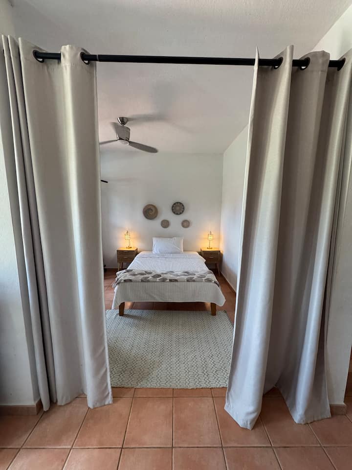 我们温馨舒适的多功能房间。 这间温馨的房源配有一张双人床。 床旁边设有设备齐全的健身房，您可以在那里锻炼身体。 客房配有窗帘，可享受隐私。   