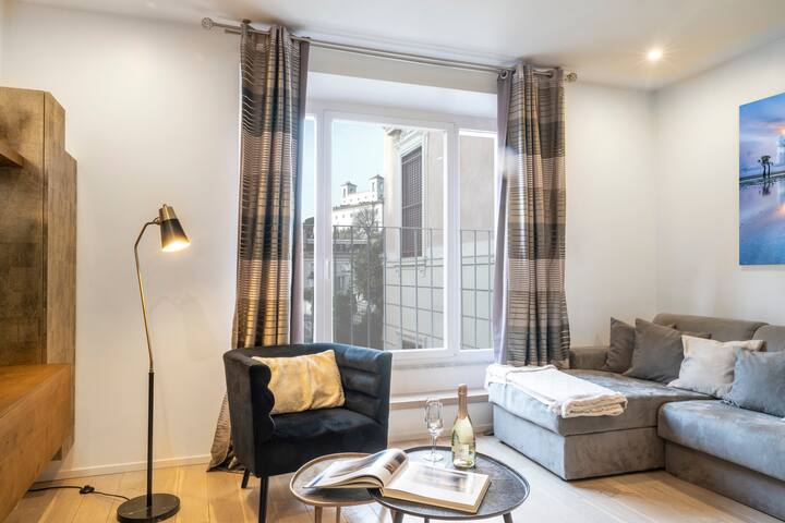 Spanish Steps Luxury Apartment in Spanish Square gallery image 4