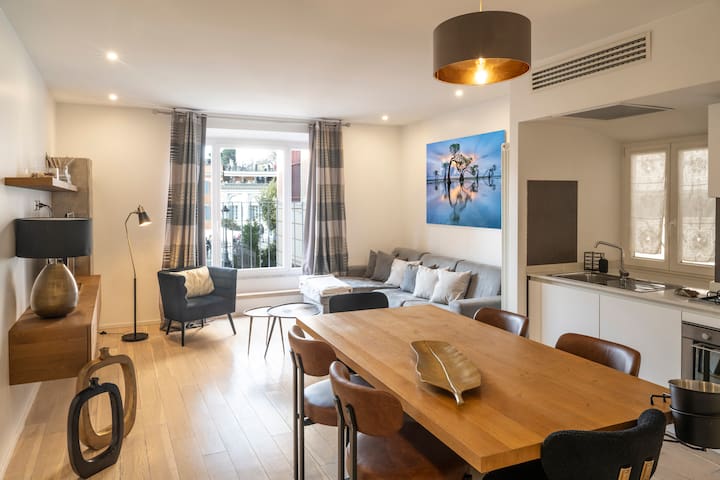 Spanish Steps Luxury Apartment in Spanish Square