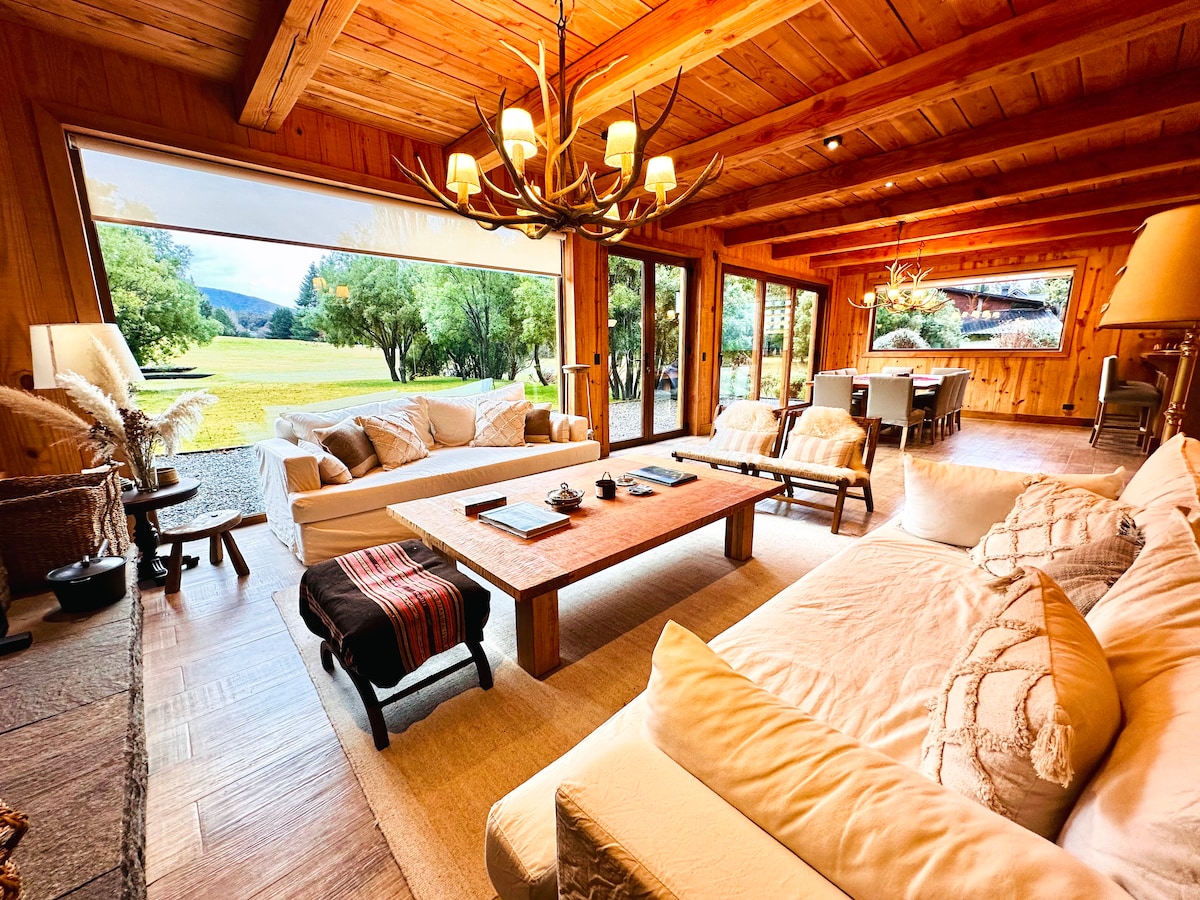 Casa con increíbles vistas al golf en Arelauquen - Foto principal de la casa en alquiler en Arelauquen Golf & Country Club, Bariloche