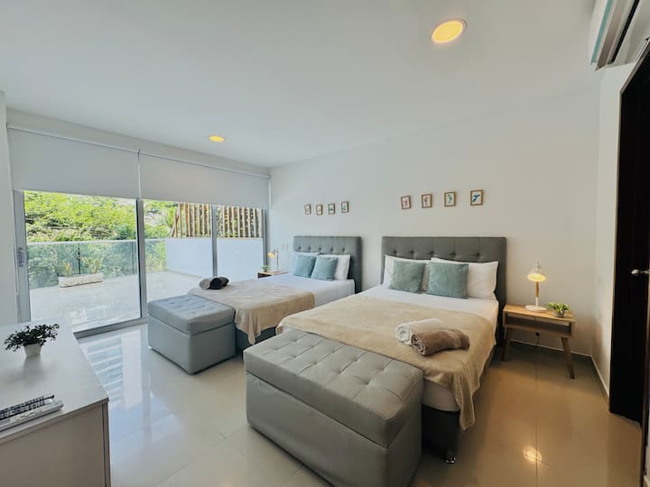 Noches de ensueño te esperan en este tranquilo dormitorio, con dos cómodas camas y acceso directo a un balcón, que combina la comodidad con la serenidad al aire libre.