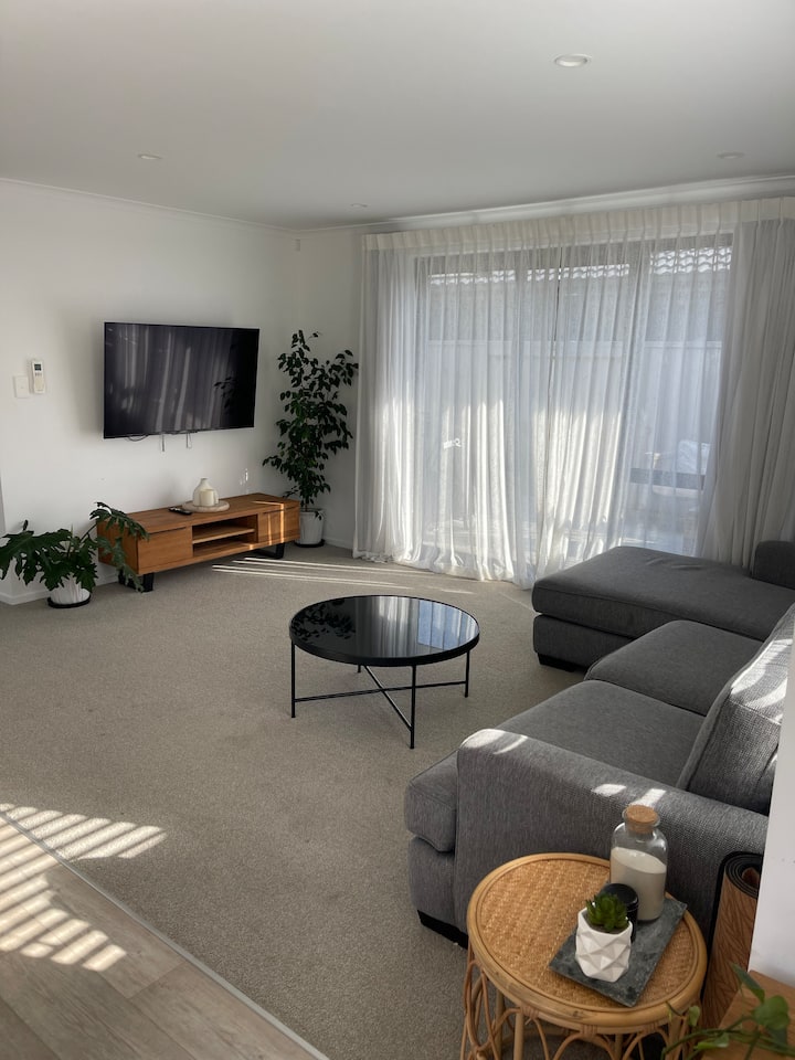 Easy-flow Family Home – Sleeps 8 In Comfort - Papamoa
