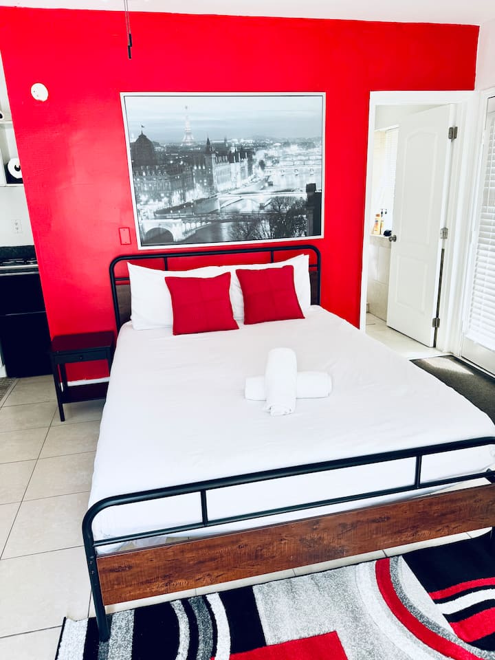 313 Room With A View 1 Block From The Beach - Fort Lauderdale, FL