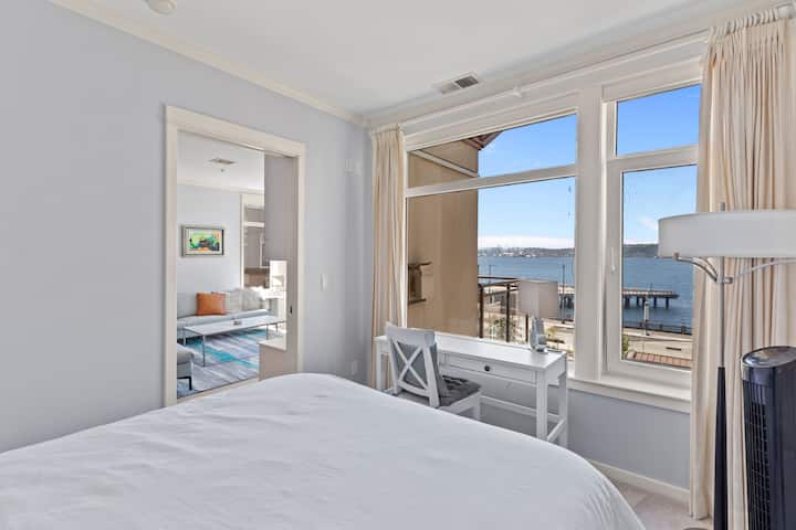 Segundo dormitorio con cama tamaño queen, colchón de espuma viscoelástica (y una hermosa vista al agua para despertar)