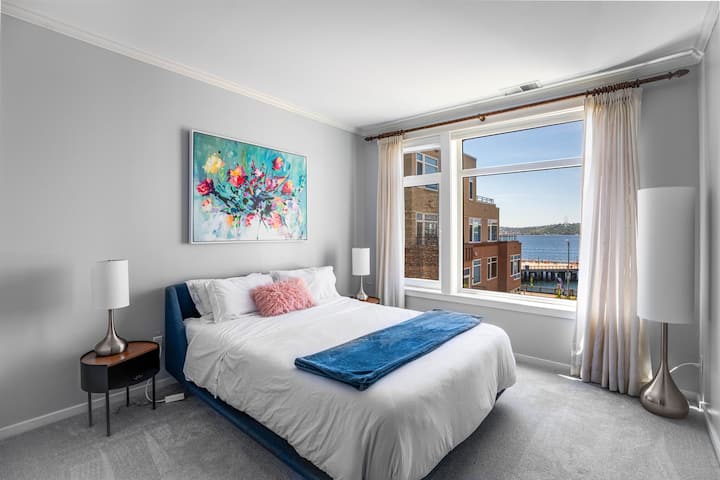 Recámara principal con cama tamaño queen, colchón de espuma viscoelástica (y una hermosa vista al agua para despertar)
