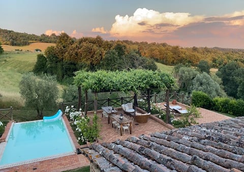La Fornace – Tuscan farmhouse with pool, sleeps 14
