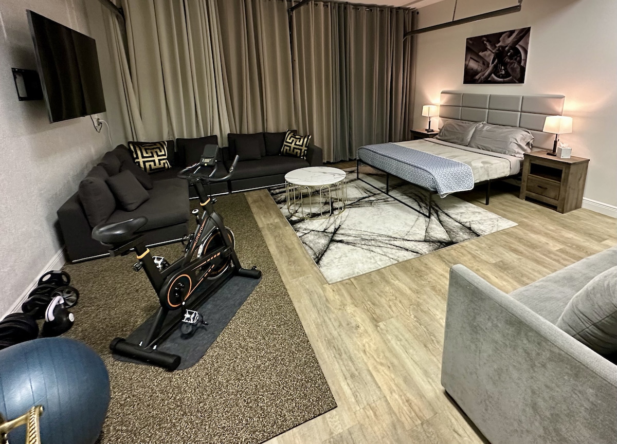 ห้องนอนขนาดใหญ่พร้อมพื้นที่ออกกำลังกาย