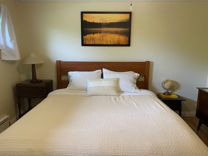 Dhoma e gjumit nr. 1 ka një dyshek hibrid "California king" të bërë me pambuk organik dhe shkumë natyrale lateksi. Është e mbuluar me një mbulesë dyshekuje prej pambuku organik. Ne përdorim 100% çarçafë pambuku. 