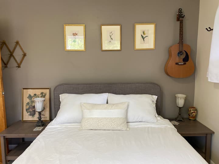 Dhoma e gjumit 2 ka një dyshek me sfungjer me kujtesë që është i mbuluar me një mbulesë dyshekuje me pambuk organik dhe çarçafë 100% pambuku.