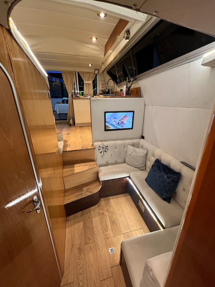 40 Foot Luxury Yacht On 5* Ocean Village Marina - Southampton, UK