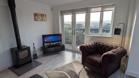 Popular Airbnb listing: Lane End Cottage 3 Beds 2 Ensuites, Parking, Views in Holme Valley