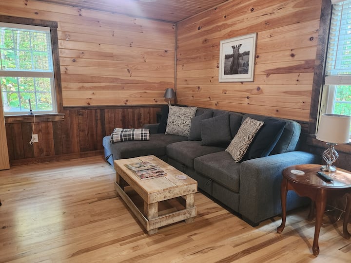 تُفتح الأريكة لتصبح سريرًا بحجم كوين 