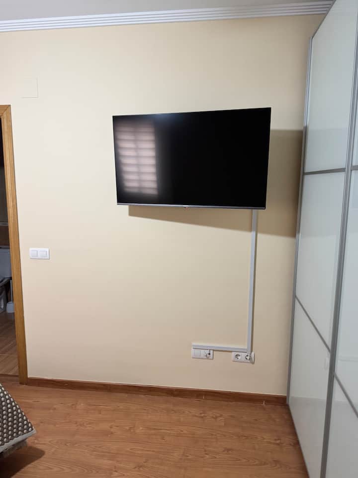 TV en el dormitorio principal: una peli antes de dormir.
