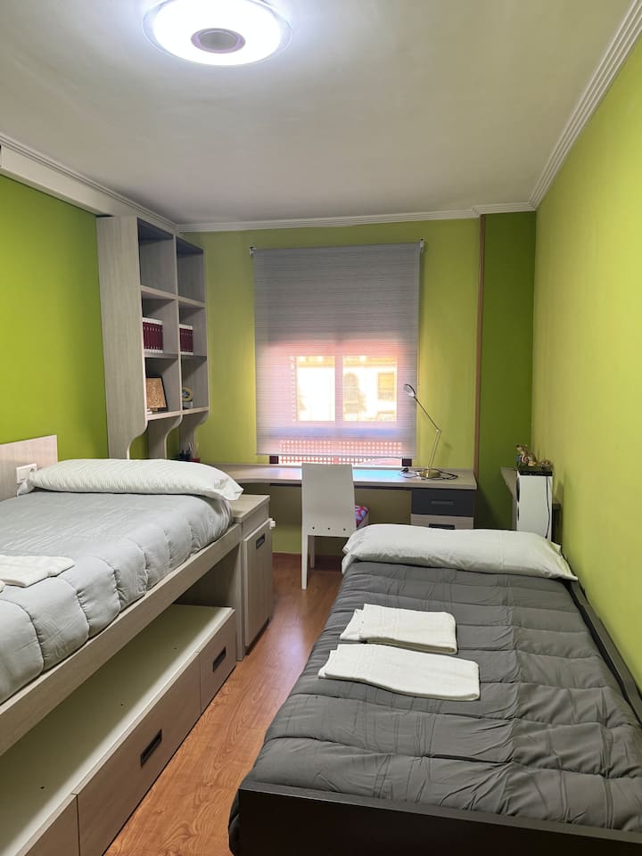 Dormitorio 1 luminoso con camas preparadas y toallas incluidas.