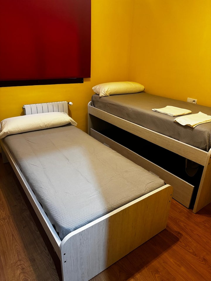 Cama nido abierta en el dormitorio 2: duermen dos sin perder espacio de día.