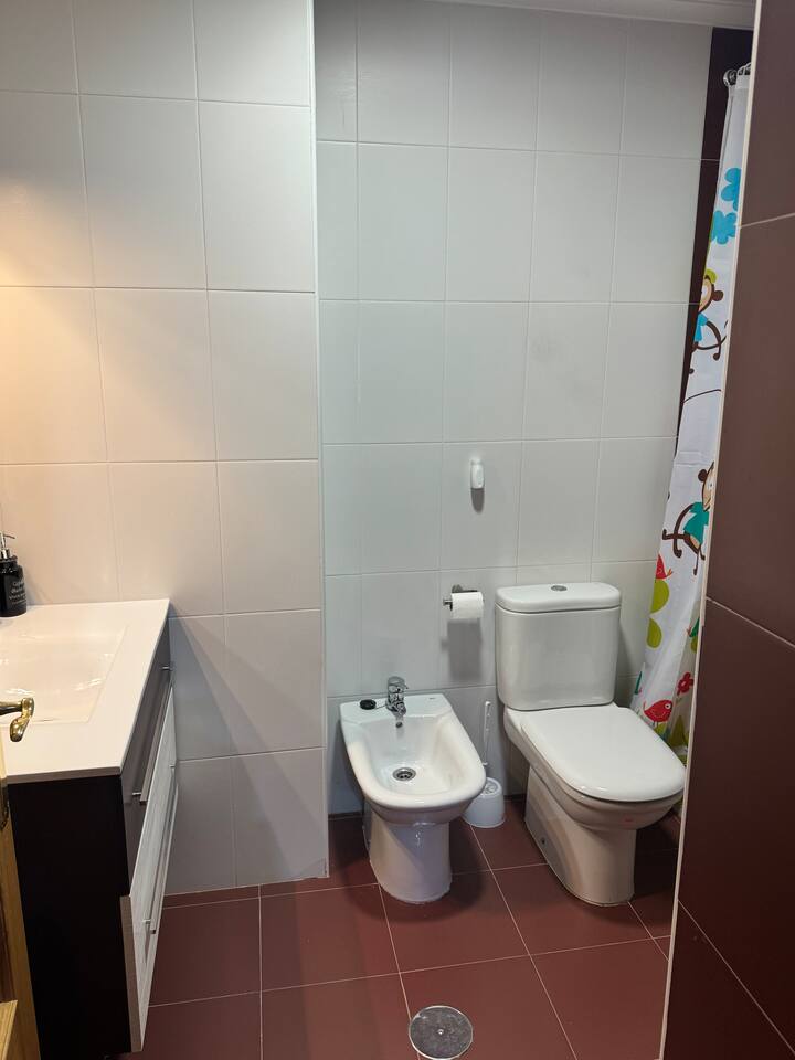 Baño 2 con inodoro y bidé: dos baños completos para que nadie espere.