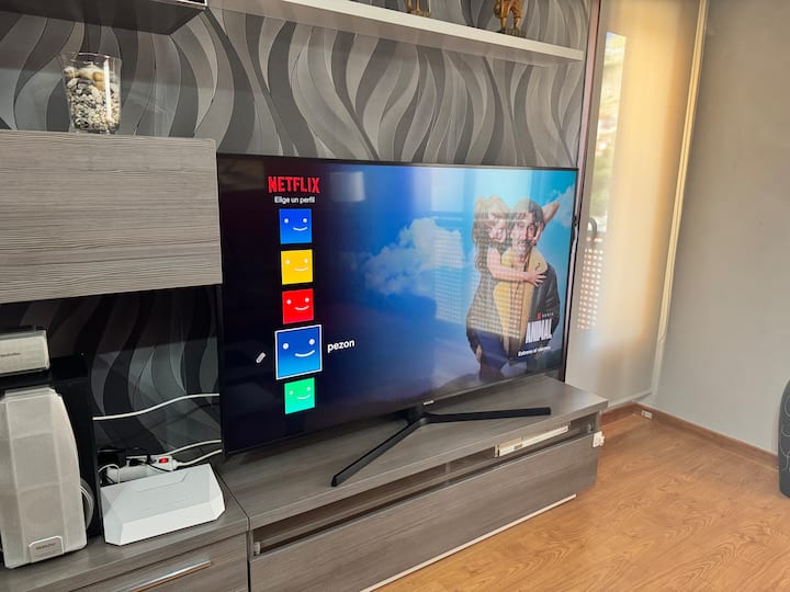 Smart TV en el salón: planes de sofá asegurados por la noche.