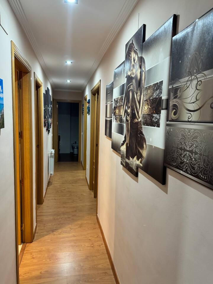 Pasillo con decoración fotográfica que da personalidad al piso.