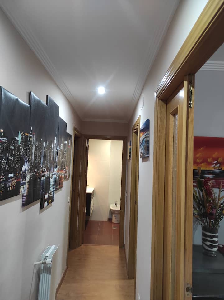 Distribuidor que conecta salón, dormitorios y baños: todo a mano.