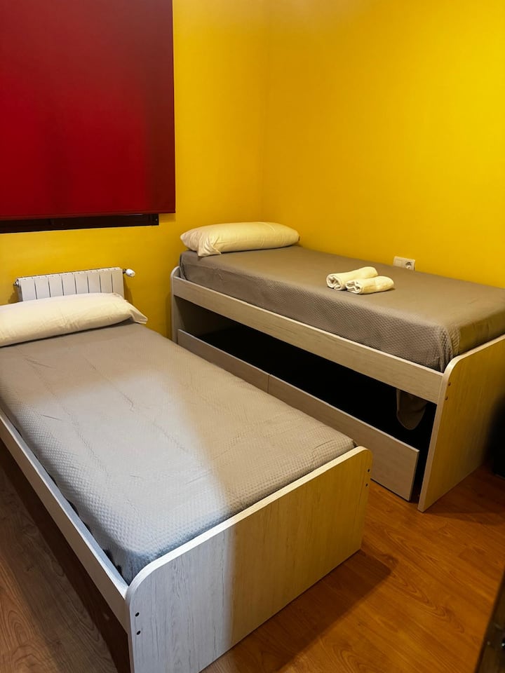 Dormitorio 2 con cama nido: una cama extra lista cuando la necesitéis.